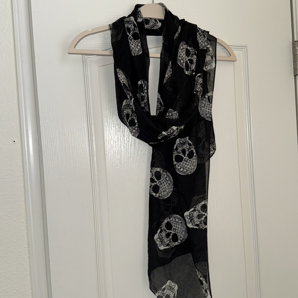 H&M Skull scarf
